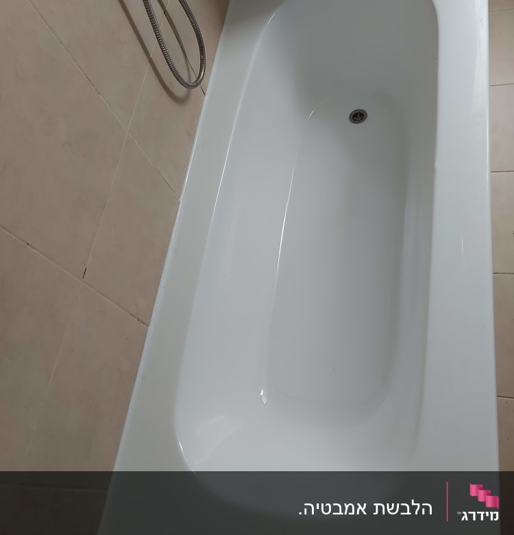 אמבטיה לבנה עם אריחים בצבע בז